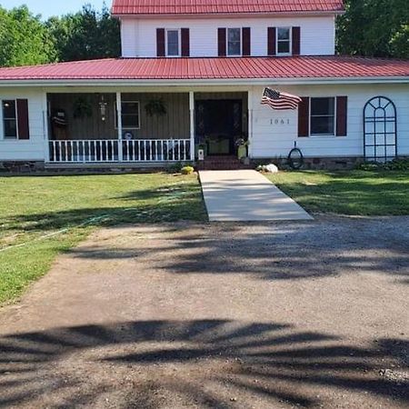 The Farmhouse Inn Guest House Nappanee Exterior foto