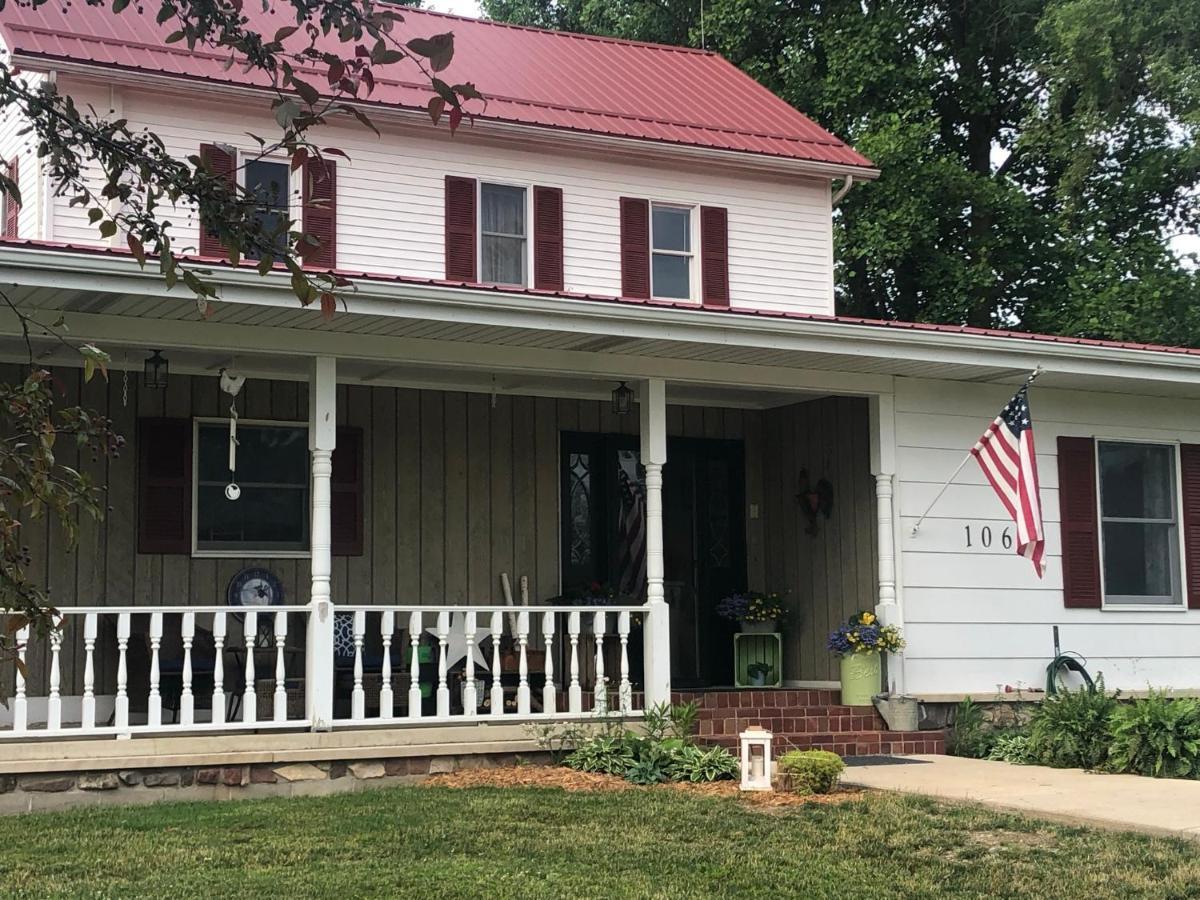 The Farmhouse Inn Guest House Nappanee Exterior foto