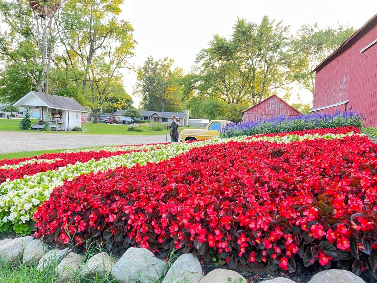 The Farmhouse Inn Guest House Nappanee Exterior foto